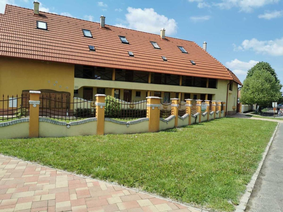 Tiborc Apartman Jula Exterior foto